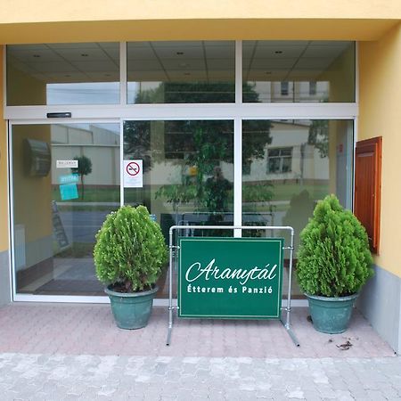 Bed and Breakfast Aranytal Panzio Комаром Экстерьер фото