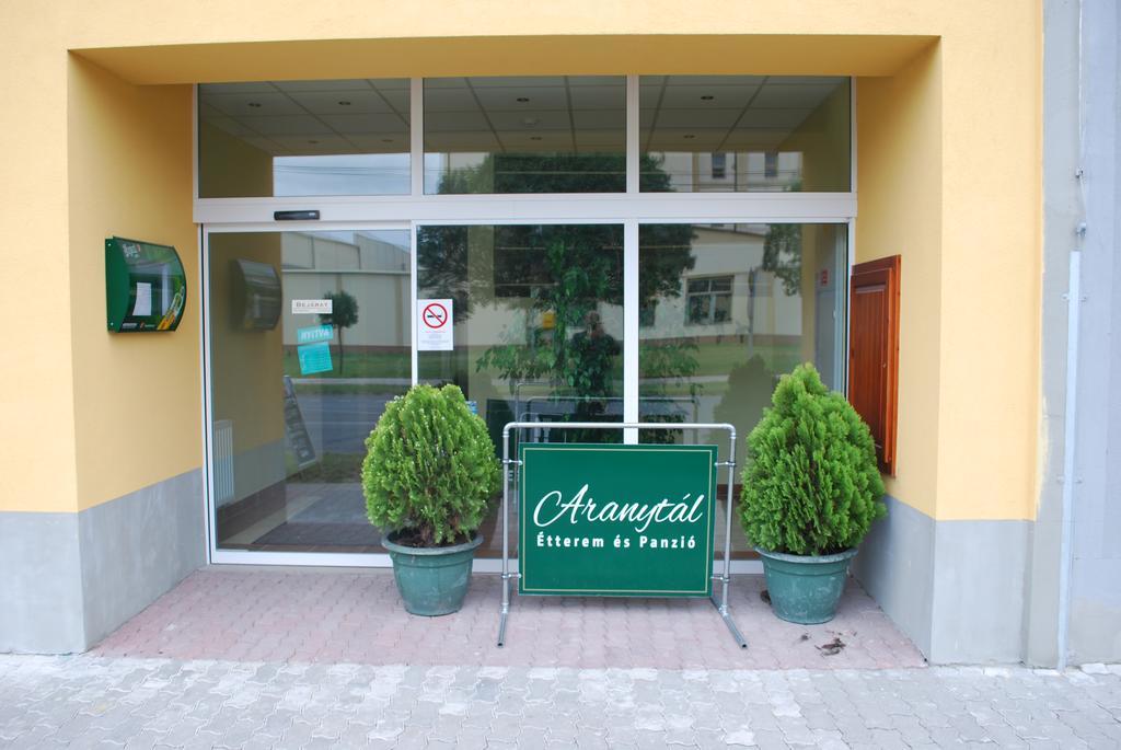 Bed and Breakfast Aranytal Panzio Комаром Экстерьер фото