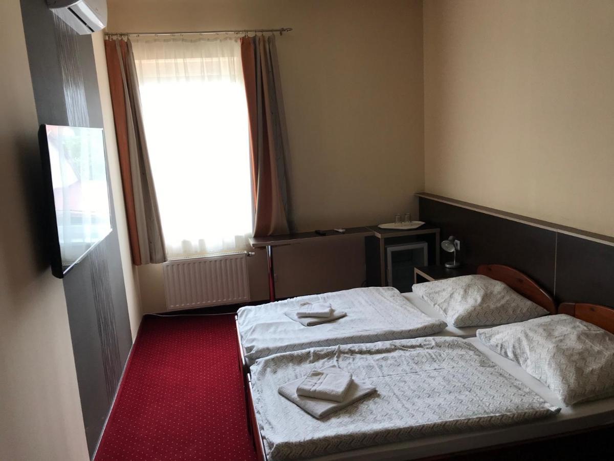 Bed and Breakfast Aranytal Panzio Комаром Экстерьер фото